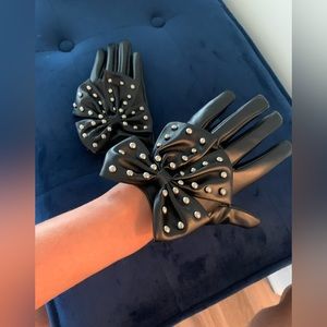 Cute sort style gloves.